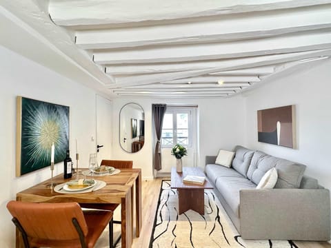 TV and multimedia, View (from property/room), Living room, Decorative detail, Seating area, Dining area, heating