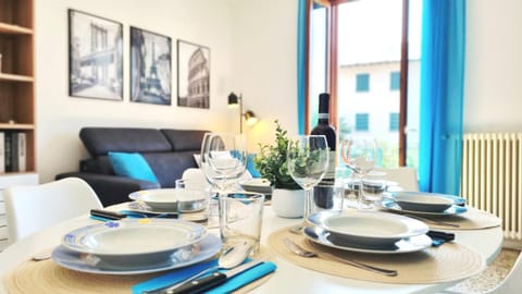 Communal lounge/ TV room, TV and multimedia, Living room, Lunch, Dinner