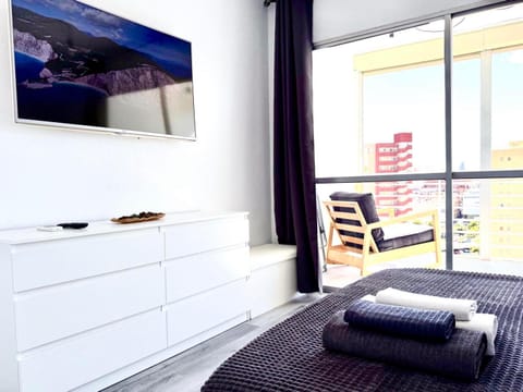 Bed, TV and multimedia, Photo of the whole room, Bedroom