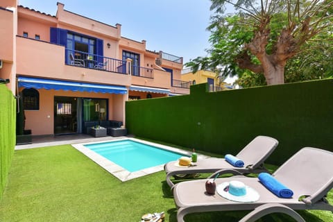 Property building, Day, Garden, Pool view, Swimming pool, sunbed
