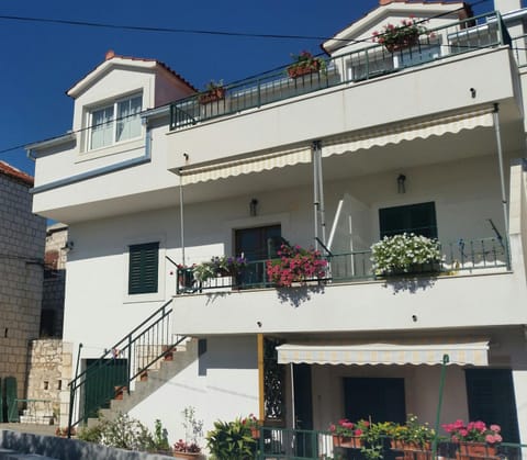 Property building, Day, Balcony/Terrace
