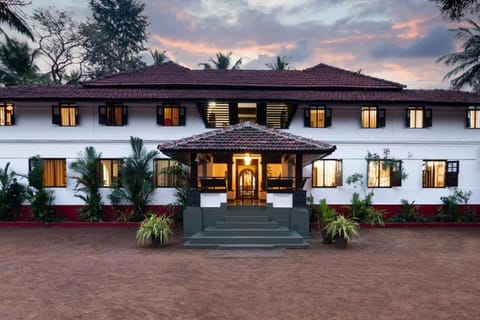 Property building, Facade/entrance, Day, Garden, Garden view
