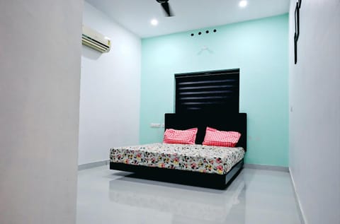Bed, Photo of the whole room, Bedroom, towels, air conditioner