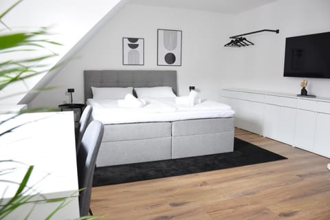 Bed, TV and multimedia, Photo of the whole room, Bedroom