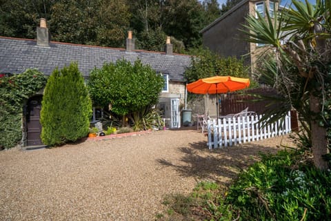 Property building, Patio, Spring, Day, Summer, Garden, Balcony/Terrace, Seating area, Dining area, Garden view, Parking