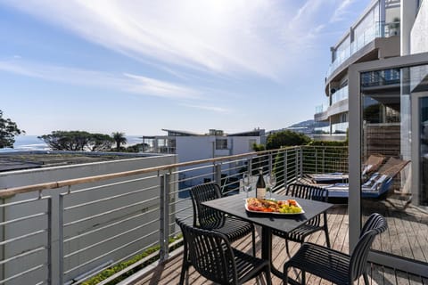 Camps Bay Caprice - 5 min walk to beach Apartment in Camps Bay