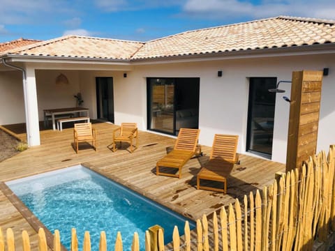 Property building, Patio, Day, Balcony/Terrace, Pool view, Swimming pool, sunbed