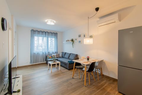Property building, TV and multimedia, Living room, Seating area, Dining area, Family, heating, air conditioner