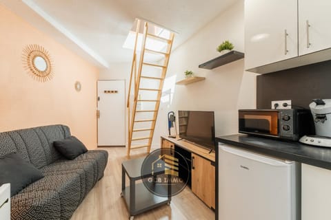 Coffee/tea facilities, Kitchen or kitchenette, Living room, Dining area, stove