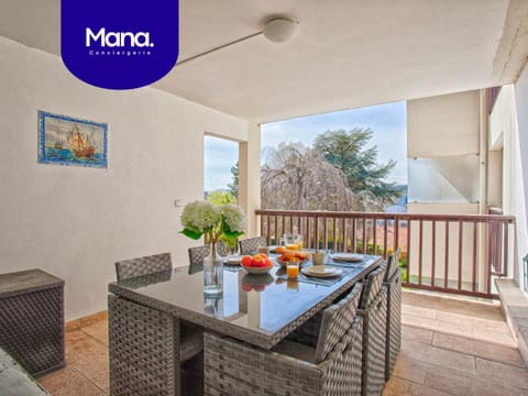 View (from property/room), Balcony/Terrace, Food and drinks, Seating area, Dining area, Food