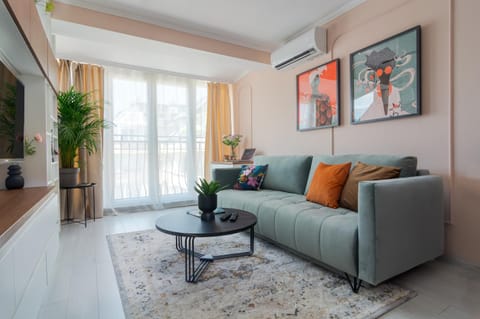 TV and multimedia, Living room, Seating area, Entertainment, air conditioner