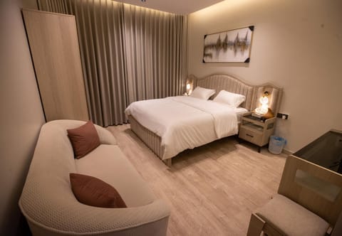 Bed, Living room, Photo of the whole room, Seating area, Bedroom