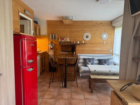 Kitchen or kitchenette, Seating area, Dining area