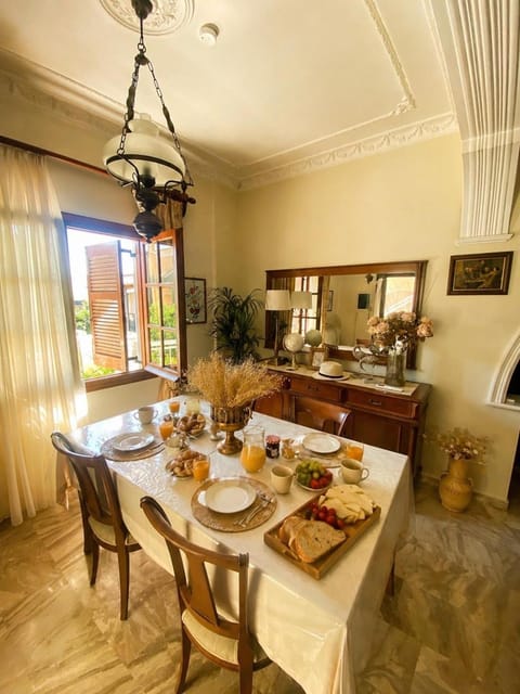 Dining area, Food, Continental breakfast, Dinner