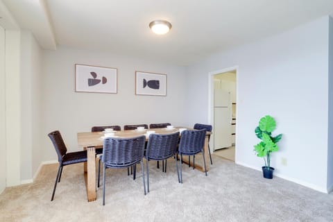 Seating area, Dining area