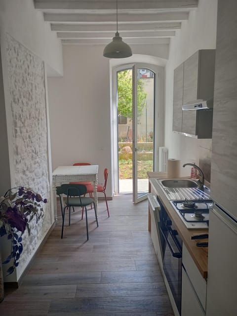 Kitchen or kitchenette, Garden view