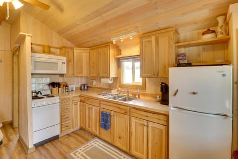 Lake Access, Deck Rustic Retreat in Kalispell! Apartment in Kalispell