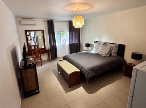 Bed, TV and multimedia, Photo of the whole room, Bedroom, air conditioner
