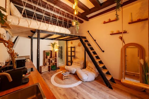 TV and multimedia, Coffee/tea facilities, Kitchen or kitchenette, Living room, Seating area, internet, microwave, stove, towels, washing machine