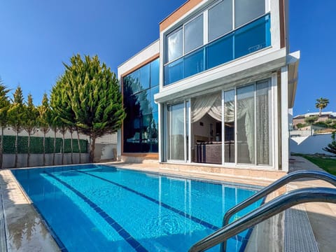 Property building, Day, Pool view, Swimming pool, Swimming pool, sunbed