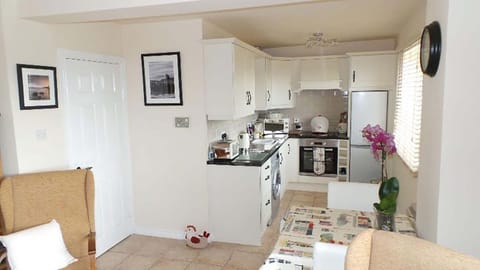 Coffee/tea facilities, Kitchen or kitchenette, Dining area, oven, stove, toaster