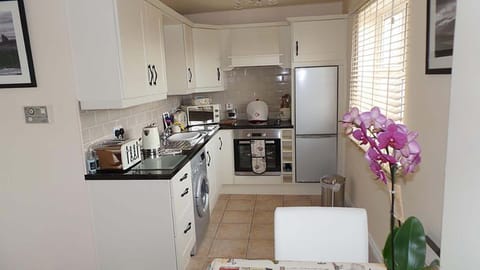 Coffee/tea facilities, Kitchen or kitchenette, oven, stove, toaster