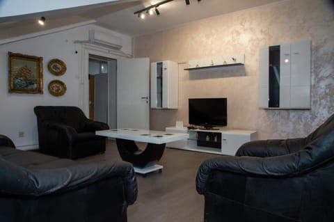 TV and multimedia, Living room, Evening entertainment, air conditioner