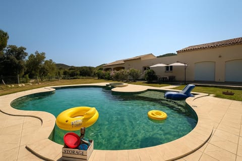 Swimming pool, sunbed