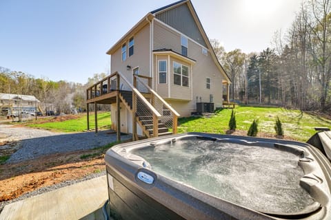 4 Mi to Lake Barkley Pet-Friendly Home with Hot Tub House in Lake Barkley