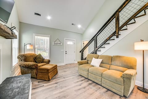 4 Mi to Lake Barkley Pet-Friendly Home with Hot Tub House in Lake Barkley