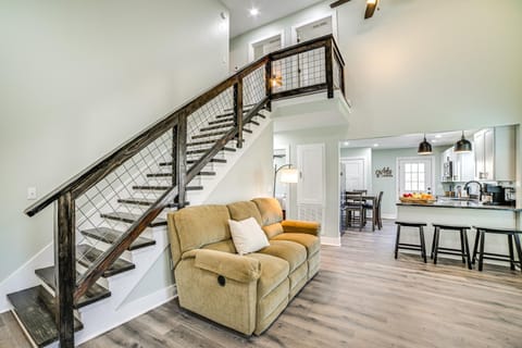 4 Mi to Lake Barkley Pet-Friendly Home with Hot Tub House in Lake Barkley