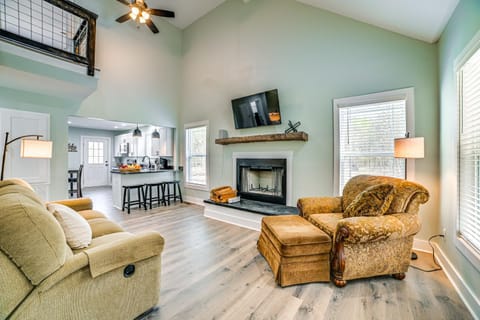 4 Mi to Lake Barkley Pet-Friendly Home with Hot Tub House in Lake Barkley