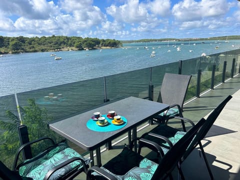 View (from property/room), Balcony/Terrace, Dining area, Sea view