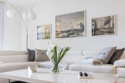 Aventura Mall Apt with Pool a Tennis Court and Free parking House in Aventura