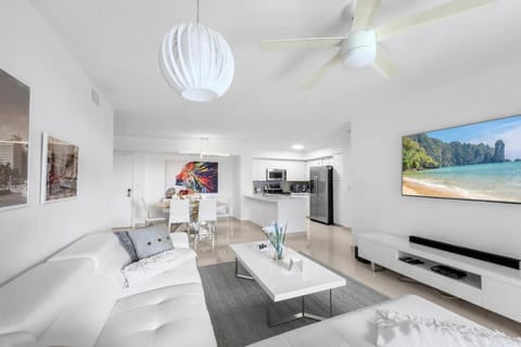 Aventura Mall Apt with Pool a Tennis Court and Free parking House in Aventura