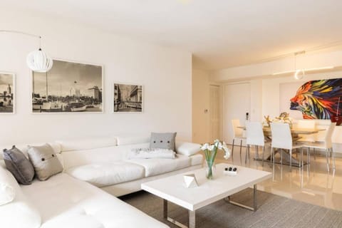 Aventura Mall Apt with Pool a Tennis Court and Free parking House in Aventura