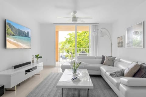 Aventura Mall Apt with Pool a Tennis Court and Free parking House in Aventura