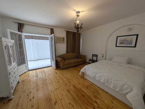Bed, Photo of the whole room, Seating area, Bedroom
