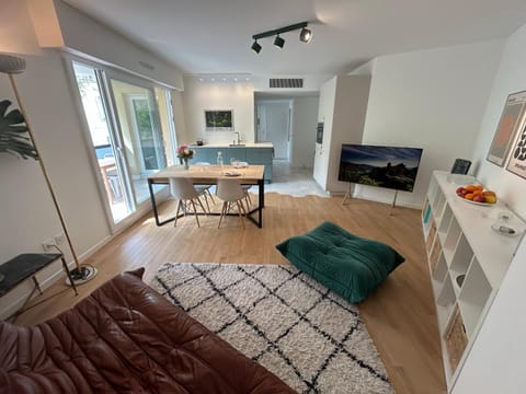 TV and multimedia, Kitchen or kitchenette, Living room, Dining area, oven