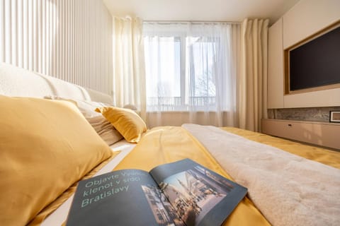 Bed, TV and multimedia, Bedroom