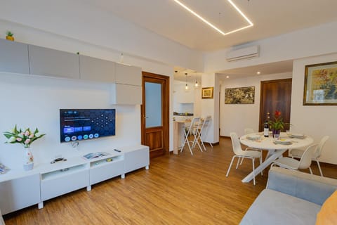 TV and multimedia, Living room, Dining area, air conditioner