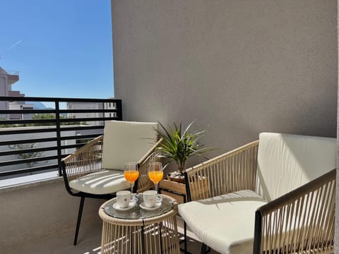 Day, Balcony/Terrace, Seating area, Drinks