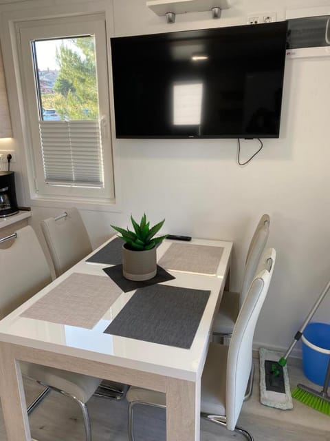 TV and multimedia, Kitchen or kitchenette, Dining area