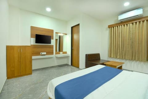 TV and multimedia, Seating area, Bedroom, air conditioner