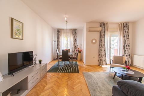 Property building, TV and multimedia, Living room, Seating area, air conditioner