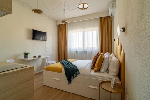 Bed, TV and multimedia, Photo of the whole room, Bedroom