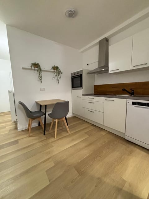 Kitchen or kitchenette, Dining area, dishwasher, stove