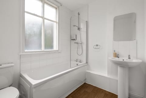 6 BR 4 Bath Central Worcester Sleeps 12 Apartment in Worcester