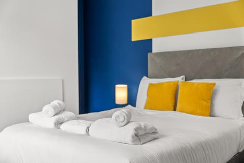 6 BR 4 Bath Central Worcester Sleeps 12 Apartment in Worcester