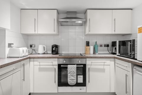 6 BR 4 Bath Central Worcester Sleeps 12 Apartment in Worcester